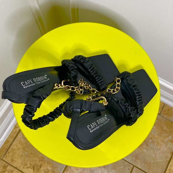 Chic Comfort: Size 10 Black and Gold Heels by Cape Robbi - Picture 3 of 6